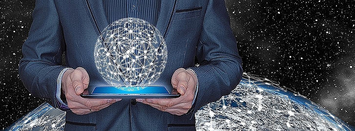 Mann mit Handy in der Hand