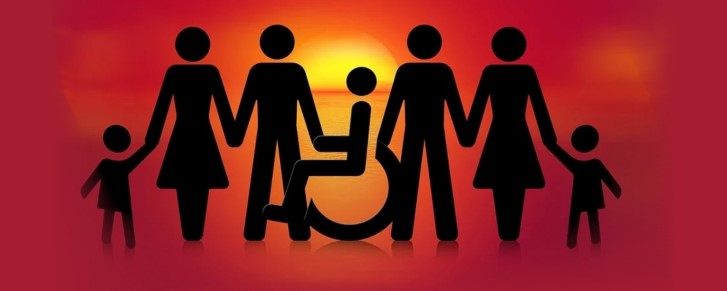 Familien mit Kinder in der Mitte mit hellem Hintergrund eine Pflegeperson im Rollstuhl