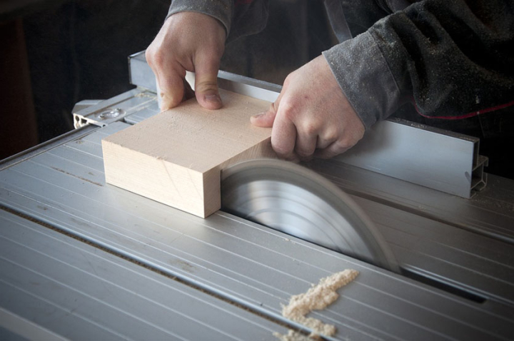 Präzise Holzbearbeitung an der Tischkreissäge in einer Schreinerei